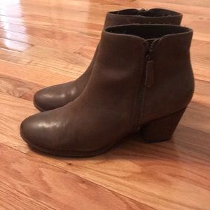 Brown leather Crown Vintage booties